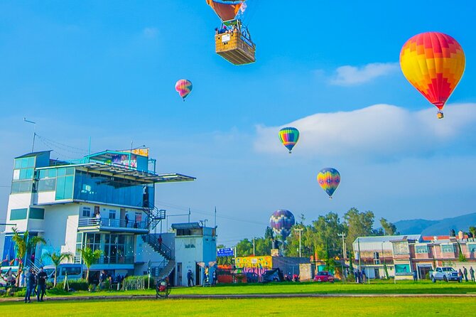 Balloon adventure: transfer+breakfast in the cave+guided pyramids - Landing celebration: toast with the pilot and your flight certificate