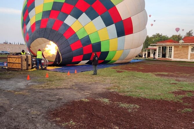 Balloon flight + Breakfast + Transportation from CDMX (SMALL GROUP) - Teotihuacan Pyramids for 1 Hour: Sun, Moon, and the Causeway of the Dead