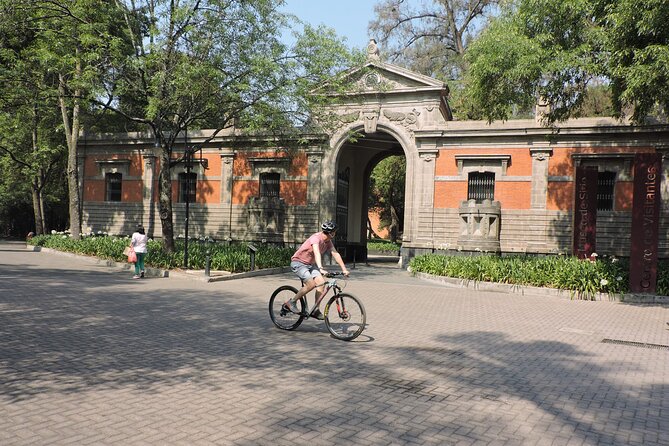 Bike tour in the Chapultepec Forest and Roma Condesa - Colonia Roma by Bike Lane: Cibeles, Rio de Janeiro Square, Plaza la Romita, and More