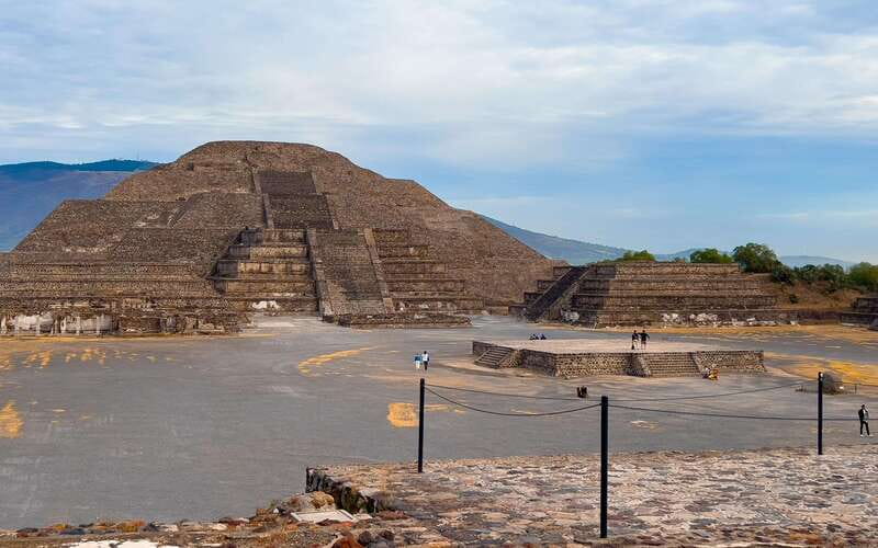 CDMX: Teotihuacan Pyramids & Guadalupe Shrine Guided Tour - Tlatelolco ruins: Aztec last stand, guided steps, and a sobering start
