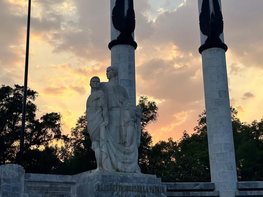 Chapultepec Castle: Private tour with local guide, tickets included - Chapultepec Castle: where power, empire, and art share the same walls