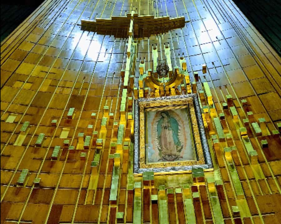 Discover the iconic Basilica of Guadalupe in Mexico City. - Chapels and the image of the Virgin: where the story becomes personal