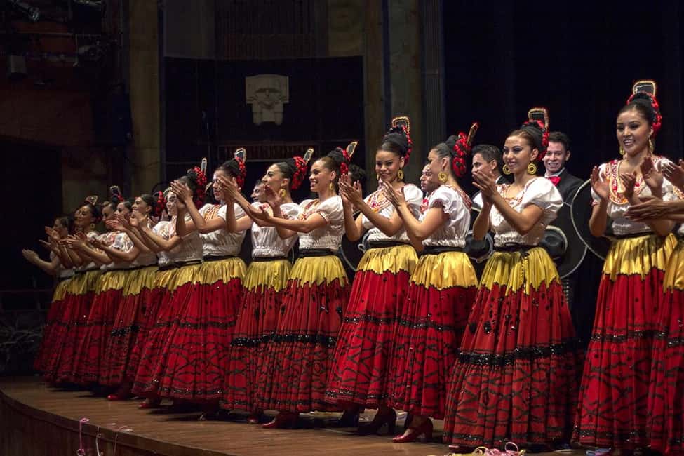 Enjoy the Folkloric Ballet at the Palacio de Bellas Artes - Live Music and the 100-Dancer Scale