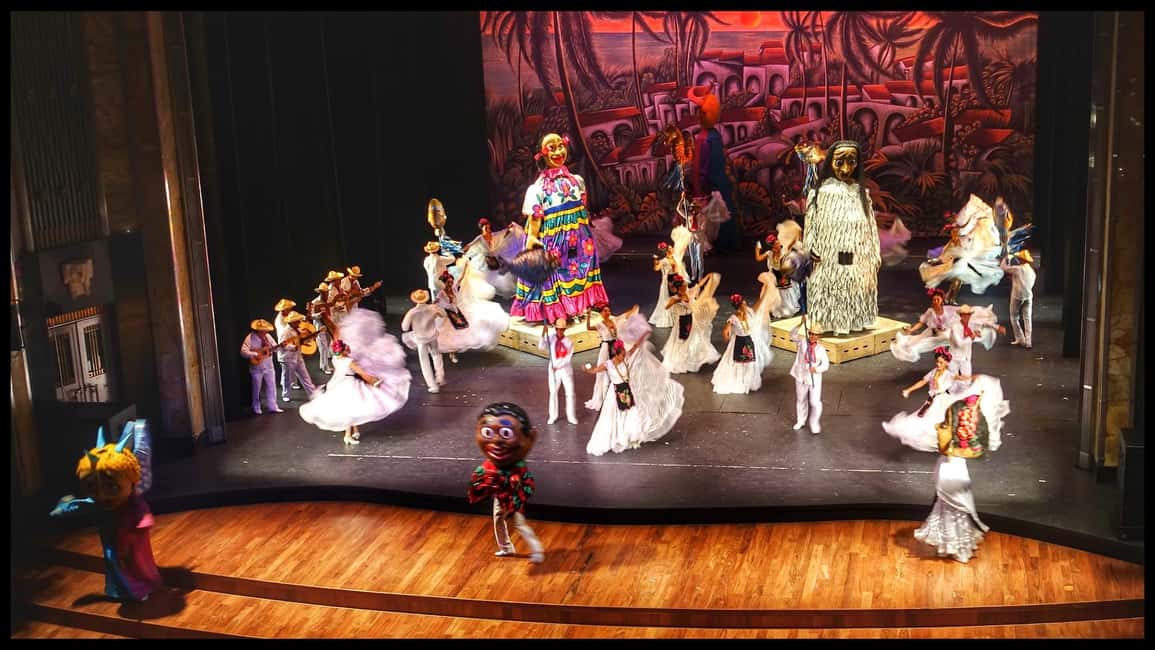 Enjoy the Folkloric Ballet at the Palacio de Bellas Artes - What to Bring and What to Skip