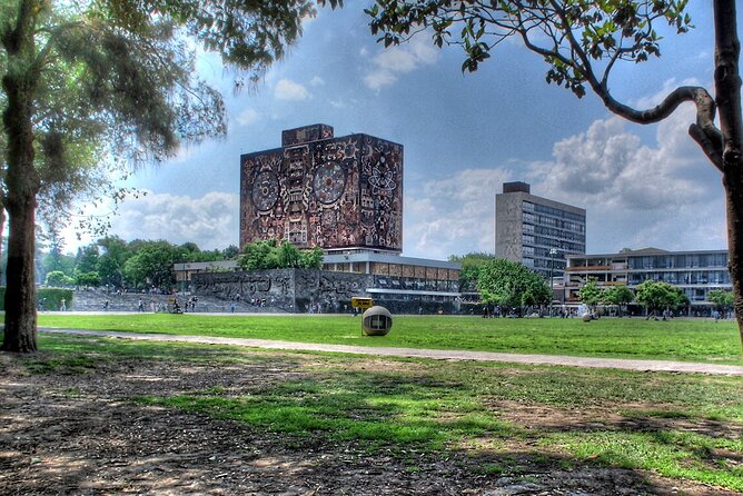 EXCLUSIVE TOUR: Murals+Ciudad Universitaria Stadium-small groups - Campus Architecture and Hallways: How the University Design Supports the Art