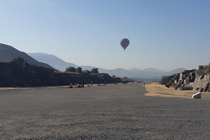 Flight in Globe, visit archaeological area, breakfast and transport - From Mexico City at 5:00 am: pickup, road time, and comfort