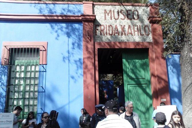 Frida Kahlo and Floating Gardens Tour with Transportation - A private Frida-and-Xochimilco day with Daniel Mendívil Olvera