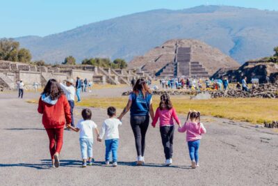 From Mexico City: Teotihuacan Tour & Reino Animal For Kids - Teotihuacan with a bilingual guide that keeps kids interested