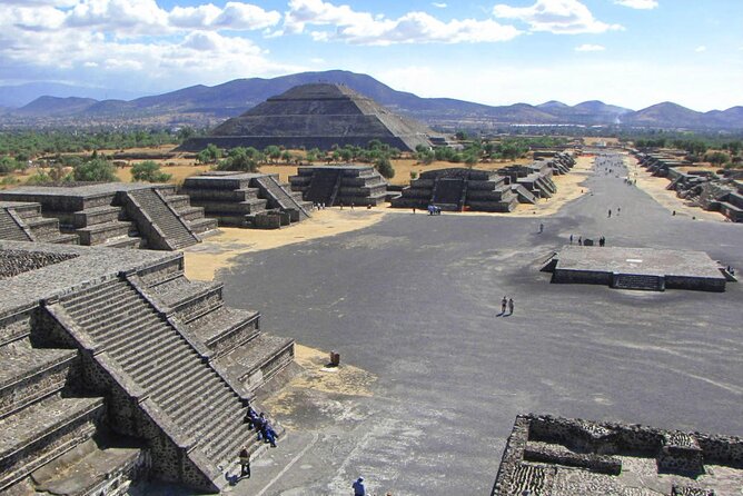 Group reduced to Pyramids of Teotihuacan and Basilica of Guadalupe - The Teotihuacan “stone and drink” stops: small lessons that make the pyramids click