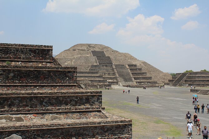 Group Tour from Teotihuacán, Basílica de Guadalupe and Tlatelolco - Basilica de Santa Maria de Guadalupe: more than a famous church