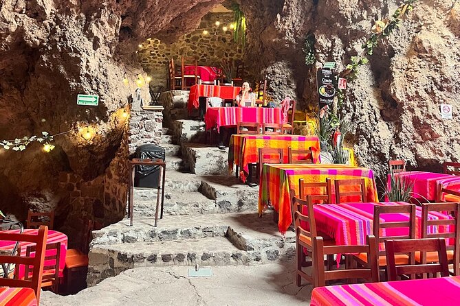 Guided Tour in Pyramids + Transportation + Breakfast in Cueva - Walking the Teotihuacan Archaeological Zone with an expert guide