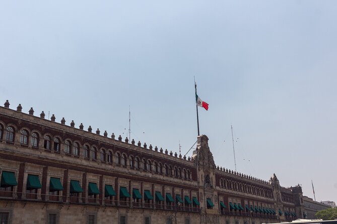 Guided Tour Zócalo to Palaces, Churches and Pyramids - Zócalo: government power, daily life, and architecture you can read
