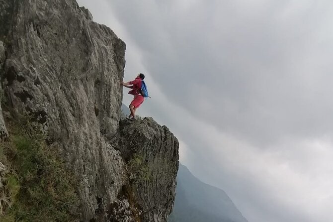 Hiking adventure in CDMX - Tunnels, caves, and the 30-meter staircase with harness + helmet