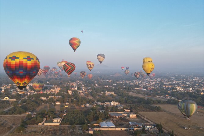 Hot air Balloon ride in Teotihuacan & breakfast in “La Gruta” - Who runs the show: small group flow and guide energy