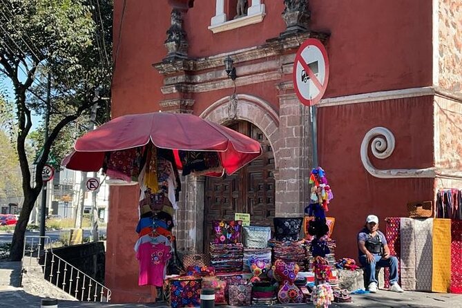 In the Footsteps of Frida Kahlo and Diego: Coyoacan and San Angel - Jardin Centenario: People-Watching at the Social Center