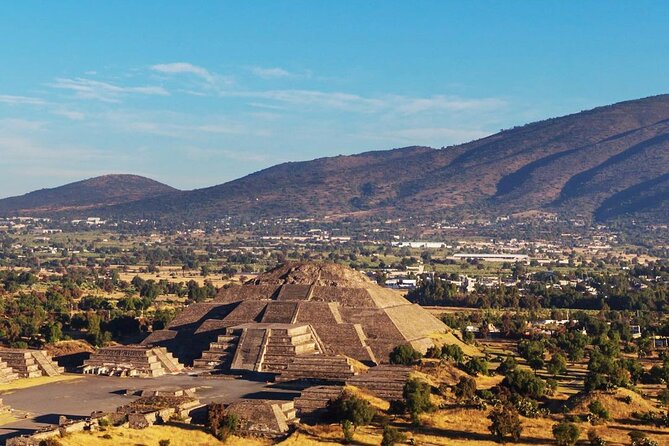 Layover Tour Teotihuacan & Guadalupe Shrine Tour from BJ Airport - Basílica de Guadalupe: from Juan Diego’s tilma to the new basilica