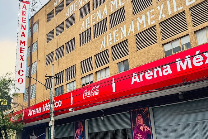 Live Wrestling from the Best Area of the Arena Mexico - Small-group energy: what a max of 20 travelers changes