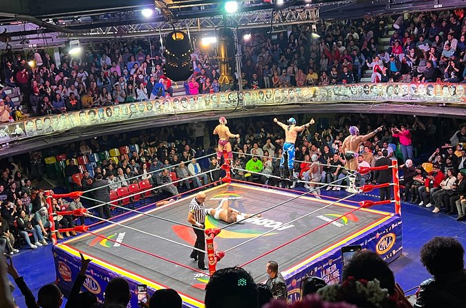 Lucha Libre Saturday Show in Mexico City (SEATS FROM BALCONY) - Inside the arena: food, drinks, bathrooms, and the crowd mood