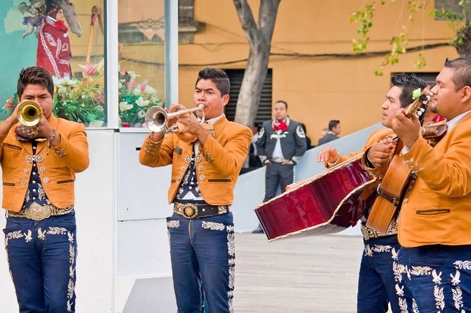 Mariachi Night in Garibaldi and Dinner at Bellini - Photos at night: how to get good shots without ruining your evening