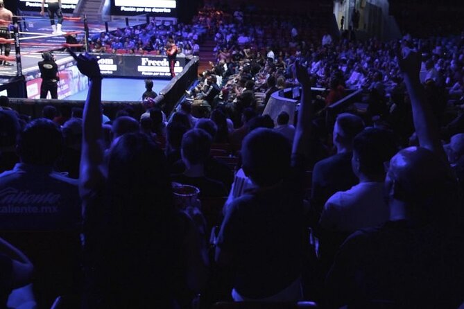 Mexican Wrestling and Gastronomy Show - Guide energy: How hosts like Ismael and Eduardo improve the night