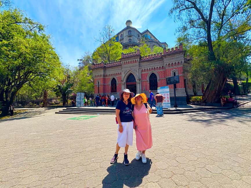 Mexico City: Chapultepec Castle and Forest Guided Tour - Starting at Librería Porrúa: where the tour begins in CDMX