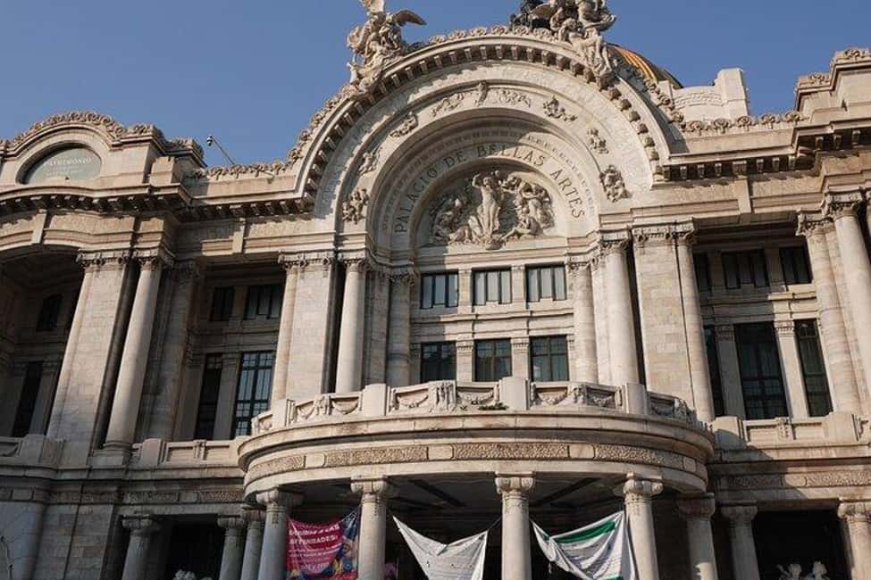 Mexico City: Exclusive Tour of Palacio de Bellas Artes - The museum experience: art labels become actual meaning