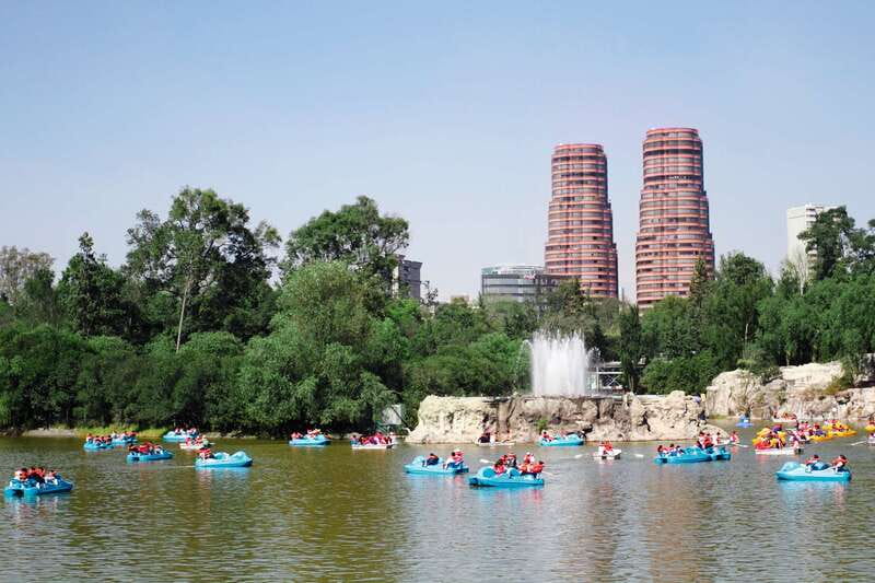 Mexico City: Private Chapultepec Park Bike Tour - The heart of the tour: Niños Héroes, archaeology, and symbolic fountains
