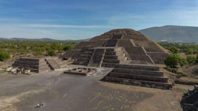 Mexico City: Teotihuacan Pyramids Early Access Guided Tour - Getting there from Hostal Amigo: a long but efficient bus plan