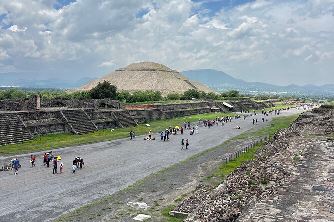 Morning Tour of the Teotihuacan Pyramids - Stop 3: Piramide de la Luna (alignment and the Causeway of the Dead)