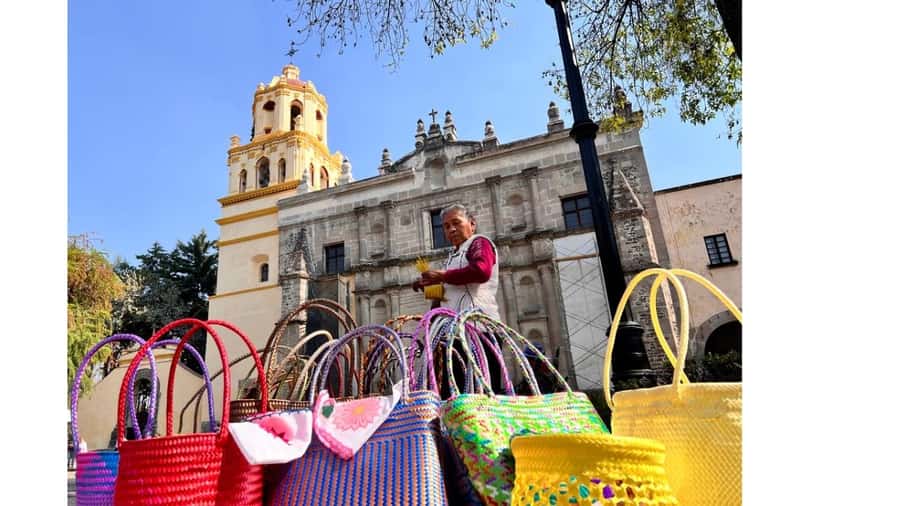 Music and Tequila in Xochimilco visits Coyoacán and CU - UNAM in University City: murals and architecture that feel made for photos