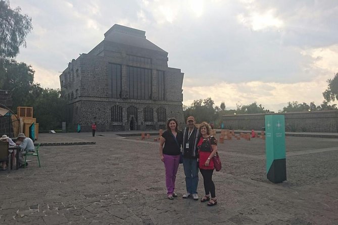 Private Combo 2 days: Teotihuacan+Basilica+Tlatelolco+Xochimilco+Frida+Coyoacan - Price and value for a private, hotel-to-hotel plan