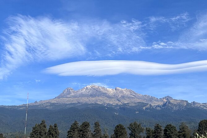 Private Hike next to volcano at 14800 ft. from Mexico city - Up the dirt road to La Joya: where the hike really starts