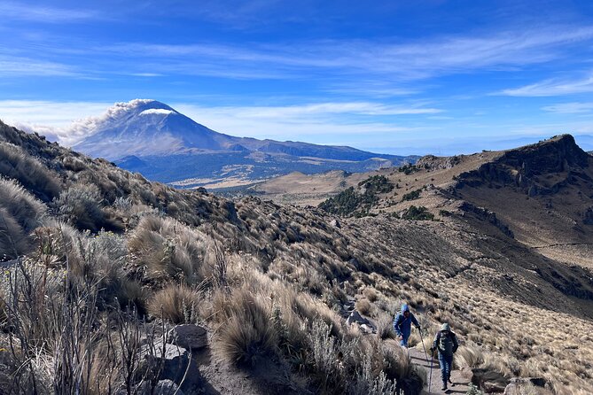Private Hike next to volcano at 14800 ft. from Mexico city - The hike: 5 km total to around 4,524 m