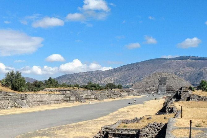 Private Tour: Pyramids of Teotihuacan and Piramides of Atlantes de Tula - Lunch and small comforts that keep the day from falling apart