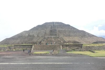 Private Tour Teotihuacan Pyramids & Basilica of Guadalupe - Basilica de Santa Maria de Guadalupe: faith, symbols, and two basilicas