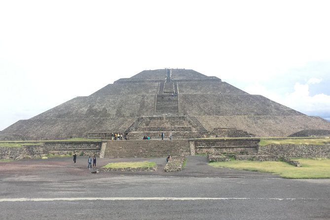 Private Tour Teotihuacan Pyramids & Basilica of Guadalupe - Basilica de Santa Maria de Guadalupe: faith, symbols, and two basilicas