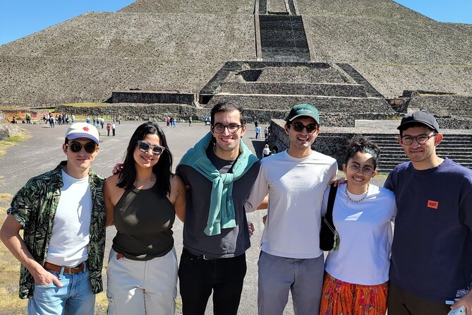 Teotihuacan balloon flight with cave breakfast + pyramids - Artisans, replicas, and pulque tasting (the stop that adds meaning)