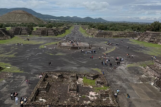 Teotihuacan : Full Tour Expert Guide and Hook-Free Transportation - The guided walk through the archaeological zone