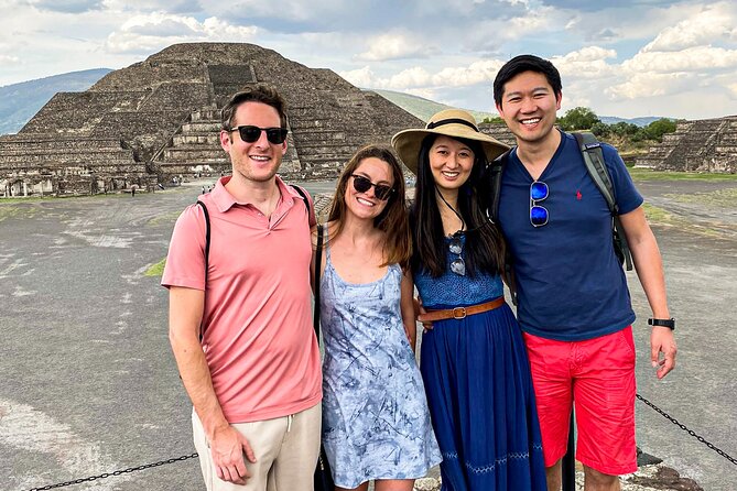 Teotihuacán Guided Tour - Guides, radios, and hearing: how to make the explanation work for you