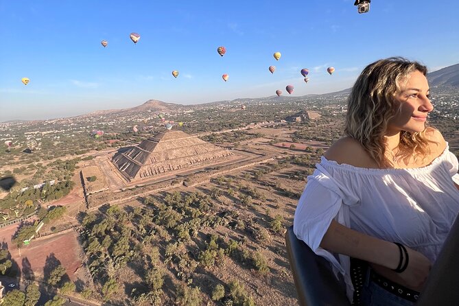Teotihuacán in a hot air balloon with Transportation from CDMX - Landing, toast, and your flight certificate: the souvenirs that feel earned