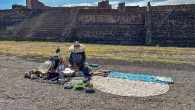 Teotihuacan Pyramids: Guided Tour with Entry Ticket Included - Pyramid of the Sun: standing at the base without the confusion
