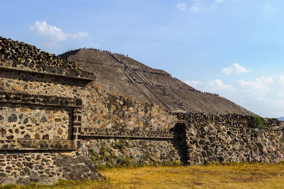 Teotihuacan Pyramids: Guided Tour with Entry Ticket Included - English and Spanish commentary: a real bonus for mixed groups