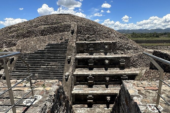 Teotihuacan Pyramids Private Tour from Mexico City - Piramide de la Luna: comparing two pyramids without getting lost