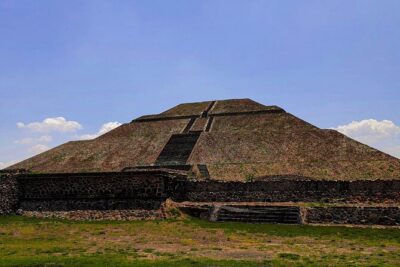 Teotihuacán Pyramids Tour, Guadalupe Sanctuary and 3 cultures - Basilica de Santa Maria de Guadalupe: the mantle stop and guided temple areas