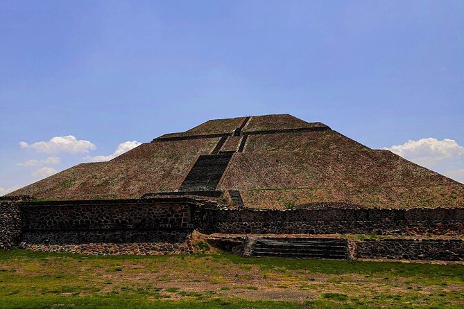 Teotihuacán Pyramids Tour, Guadalupe Sanctuary and 3 cultures - Basilica de Santa Maria de Guadalupe: the mantle stop and guided temple areas