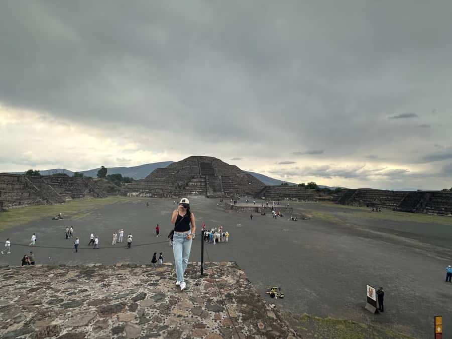 Teotihuacan VIP: Tour of the pyramids and Basilica of Guadalupe, tourist areas - Meeting Up in Mexico City: pickups, van comfort, and the VIP feel
