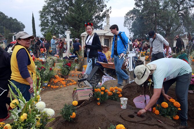 The real "Dia de muertos" tour in Mixquic + secret cemetery - Mixquic Alumbrada: candles, altars, and walking in the moment