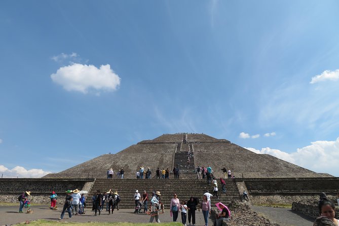 Tour Basilica de Guadalupe and Pyramids of Teotihuacan - San Martín de las Pirámides: Sun, Moon, and the Road of the Dead