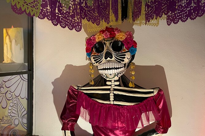 Tour cultural e inmersivo en Casa Dia de Muertos - A Year-Round Day of the Dead Stop in Xochimilco