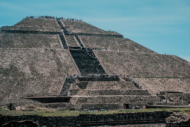 VIP Teotihuacan & Guadalupe Shrine Tour: A Journey Through Time - Museo de Sitio Teotihuacan: murals, artifacts, and a needed breather